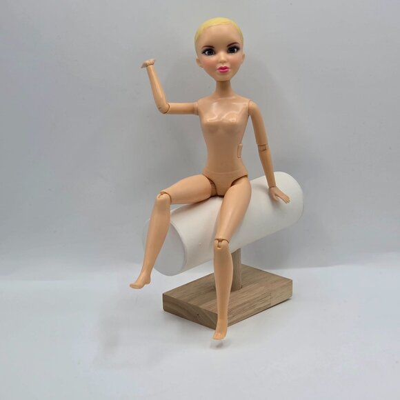 Liv Doll Spin Master 2011 With 2 Interchangeable Wigs & Brush 12 Inches Posable - Picture 10 of 11